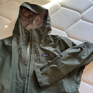 Patagonia men’s XXL rain jacket